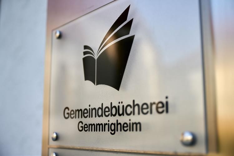 Schild an der Türe auf dem Gemeindebücherei Gemmrigheim steht